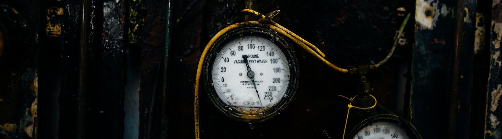 page hero, pressure gauge